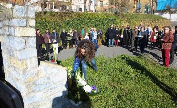 Descripci�n: Descripci�n: Descripci�n: Descripci�n: Descripci�n: Descripci�n: Descripci�n: Descripci�n: Ofrenda floral en memoria de Garc�a Laviana. 