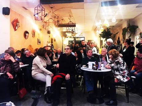 Un grupo de personas en un restaurante

Descripci�n generada autom�ticamente