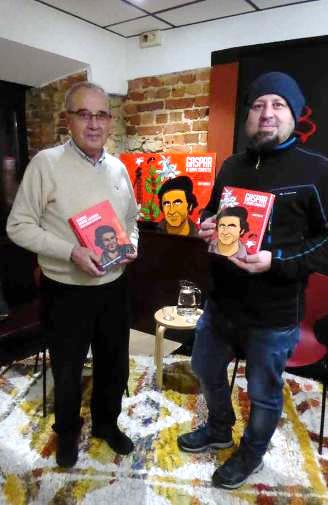 Descripci�n: Jos� Mar�a �lvarez y Ruma Barbero, ayer con los libros en la Pola.