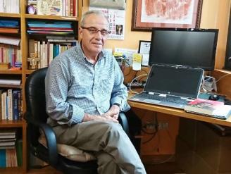Descripción: El coordinador del libro, en su casa.