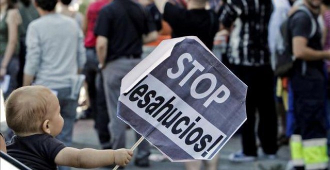 Descripci�n: Descripci�n: Un ni�o sujeta un cartel en una concentraci�n contra un desahucio. EFE