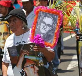 Descripci�n: Romero, con el pueblo